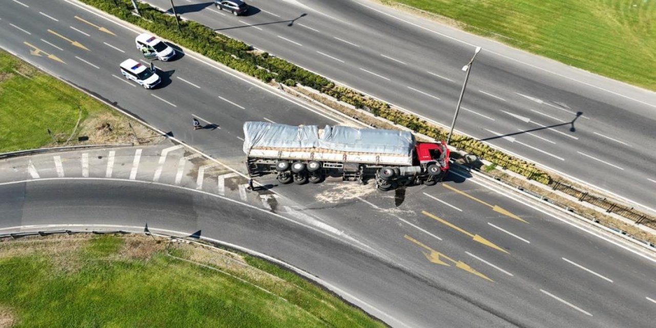 Saman yüklü TIR devrildi
