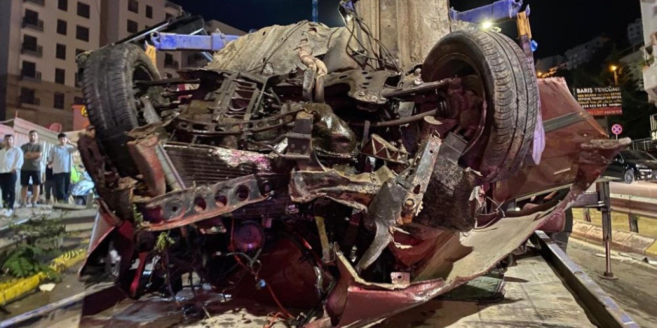 Otomobil takla atıp bariyerlerde asılı kaldı: 2 ölü