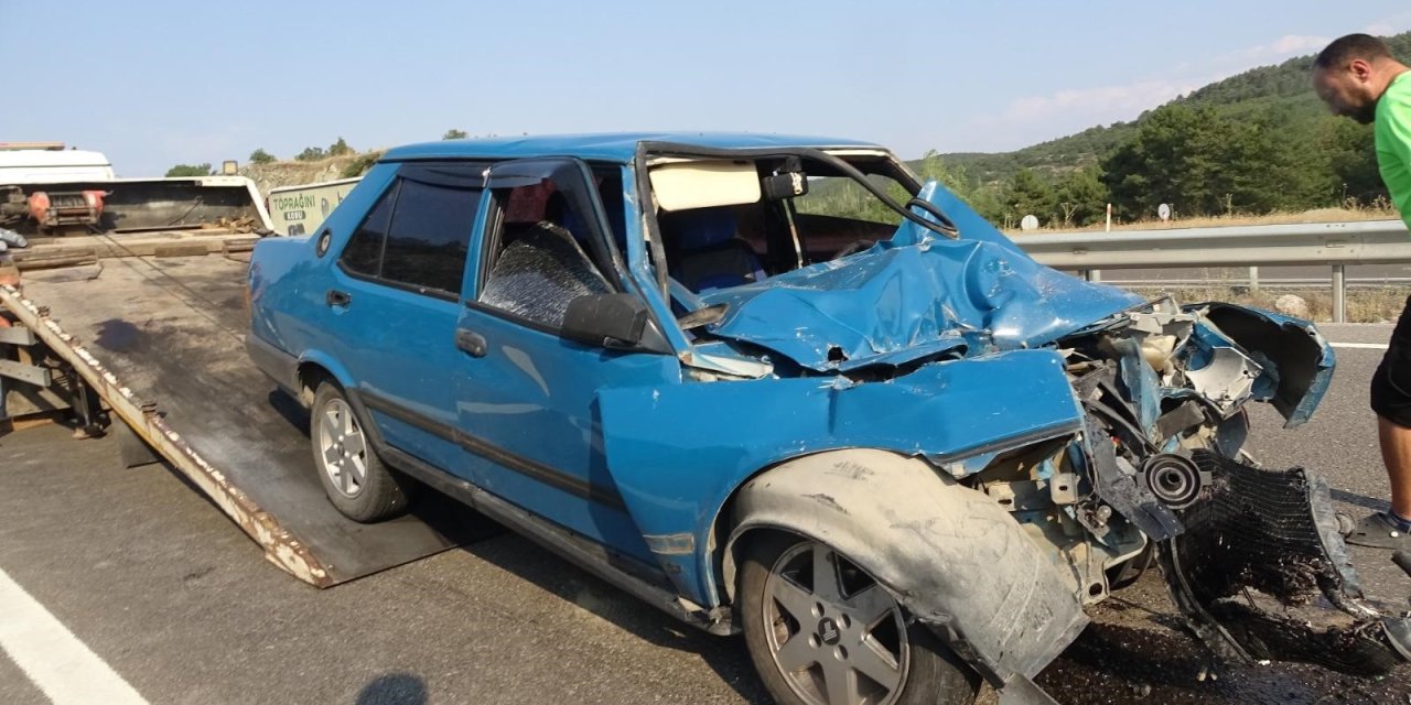 Traktörle çarpışan Tofaş, hurdaya döndü