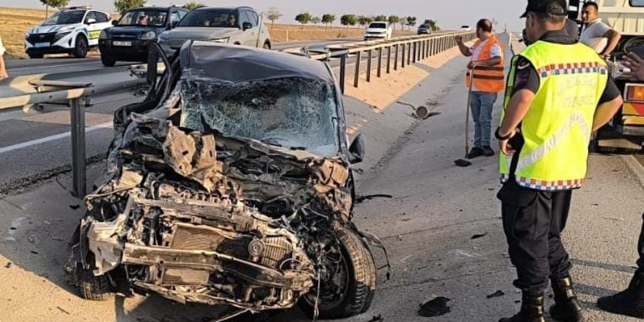 Konya'da kaza! Otomobil demir bariyerlere saplandı