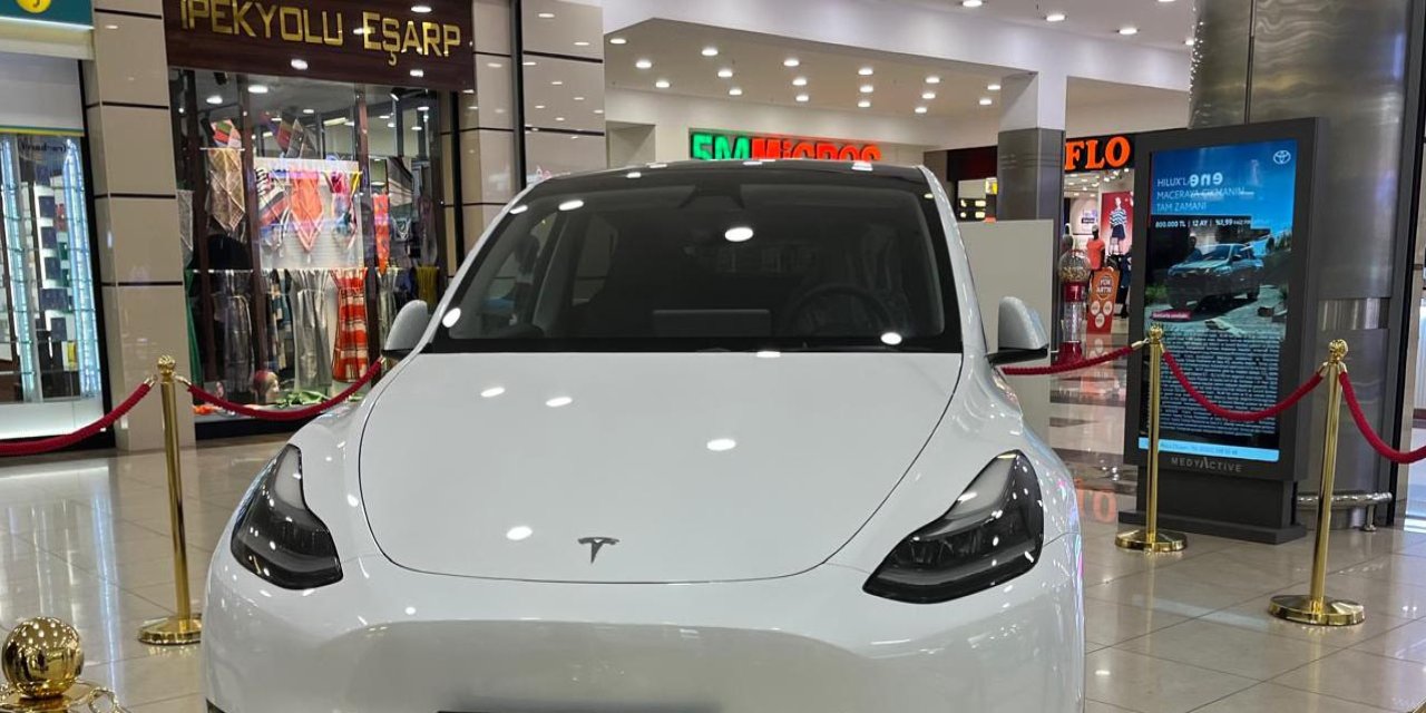 Konya’da AVM’ye alışverişe gitti, sıfır Tesla ile döndü