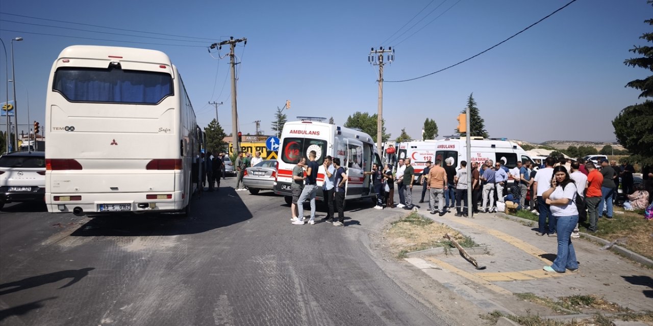 İşçileri taşıyan otobüs, LPG yüklü tankere çarptı: 35 yaralı