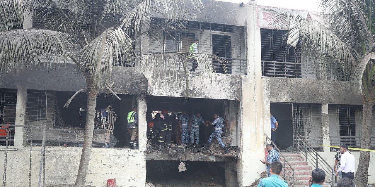 Eğitim uçuşu sırasında askeri uçak düştü! 27 ölü