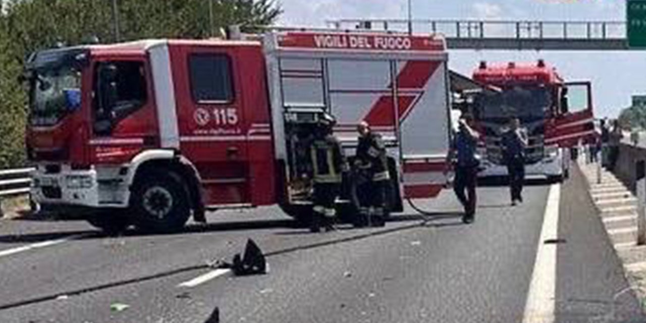 Uçak, otoyola düştü: 2 ölü