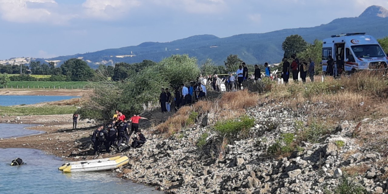 Serinlemek isteyen iki genç, baraj göletinde can verdi