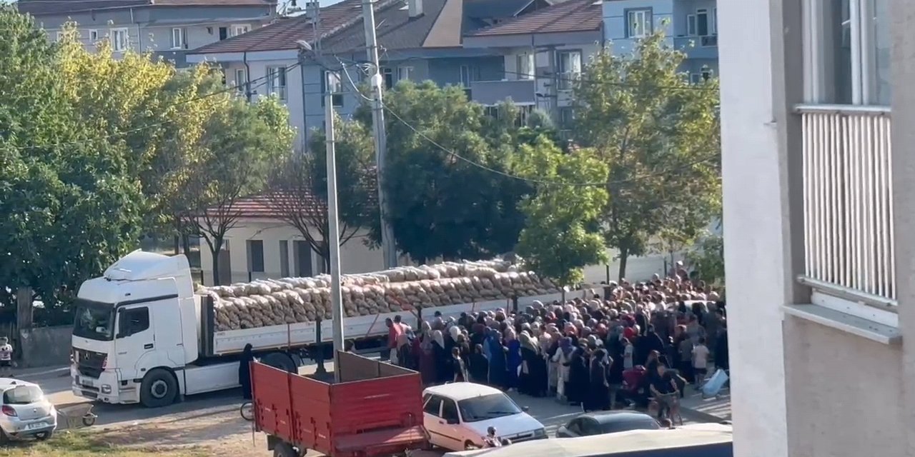 Bedava dağıtıldığını duyan mahalle meydanına koştu