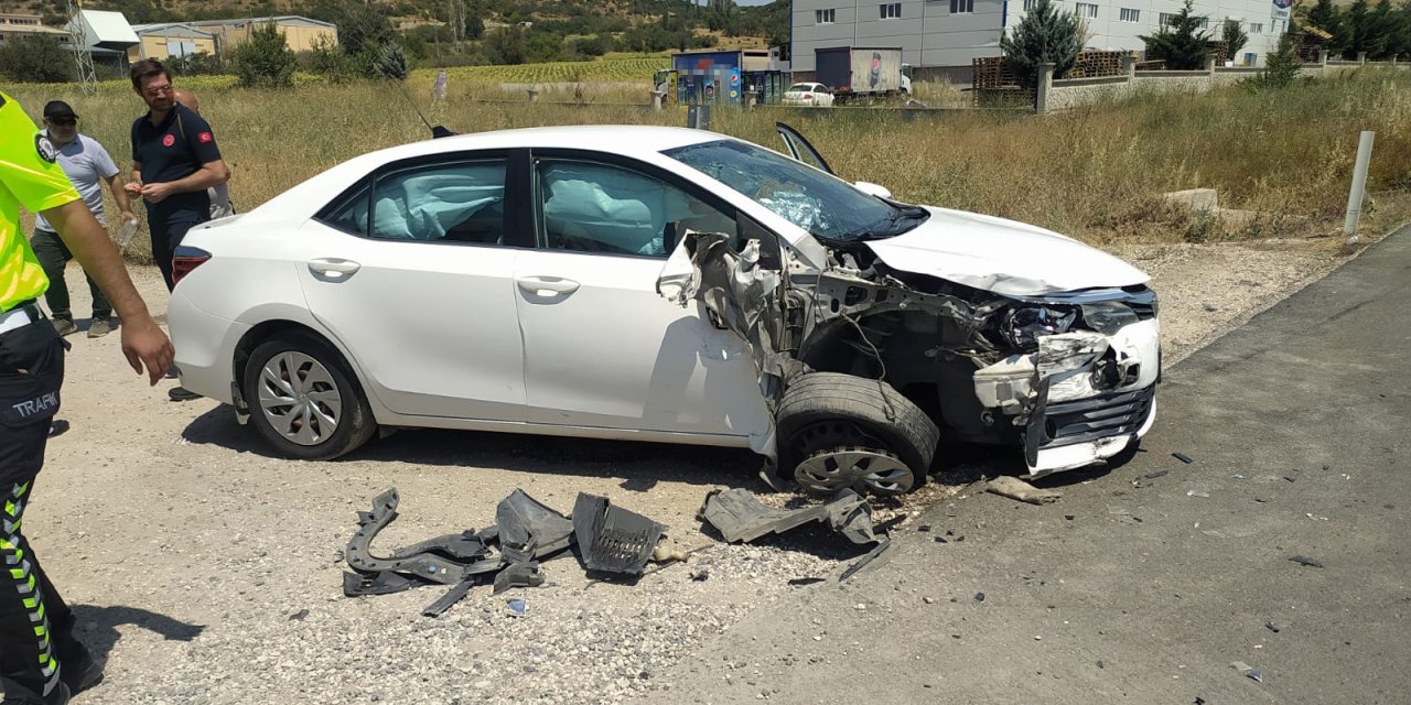 Kazanın böylesi! Otomobil radar aracına çarptı