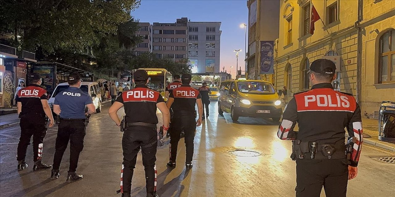 Farklı suçlardan aranan 835 kişi gözaltına alındı