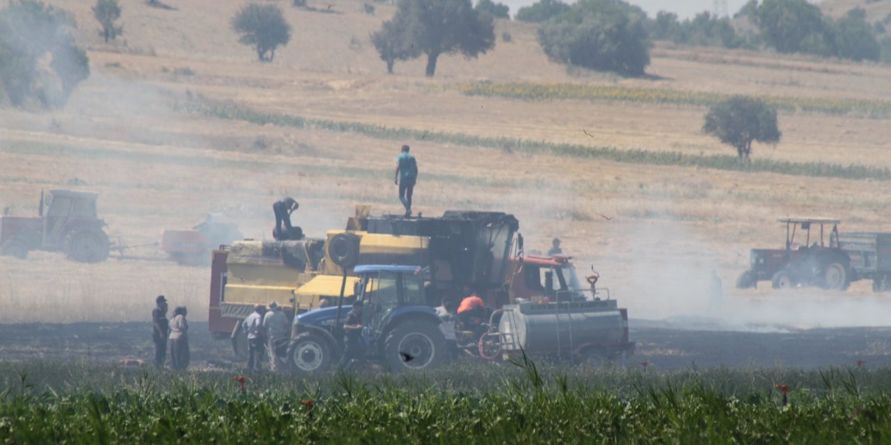 Konya’da biçerdöver yangını ekinleri de kül etti