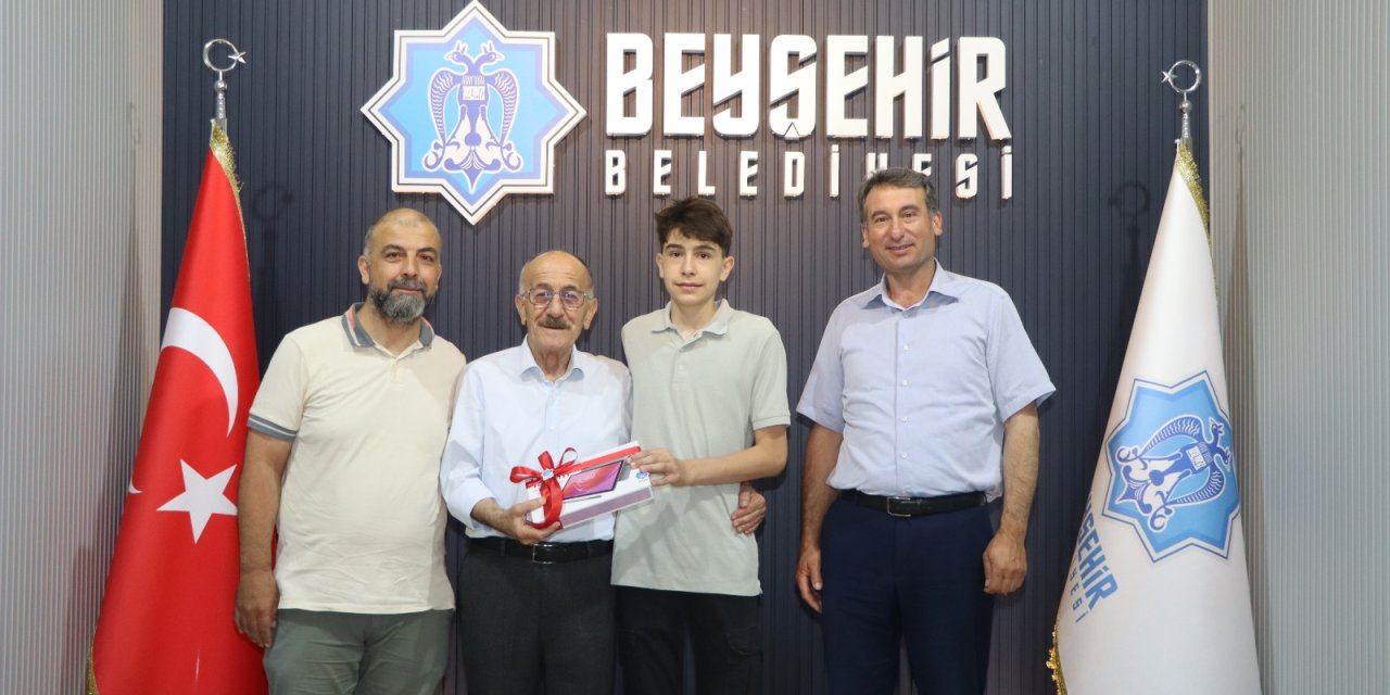 Belediye başkanı, Konya'nın imam hatipli LGS birincisine tablet hediye etti