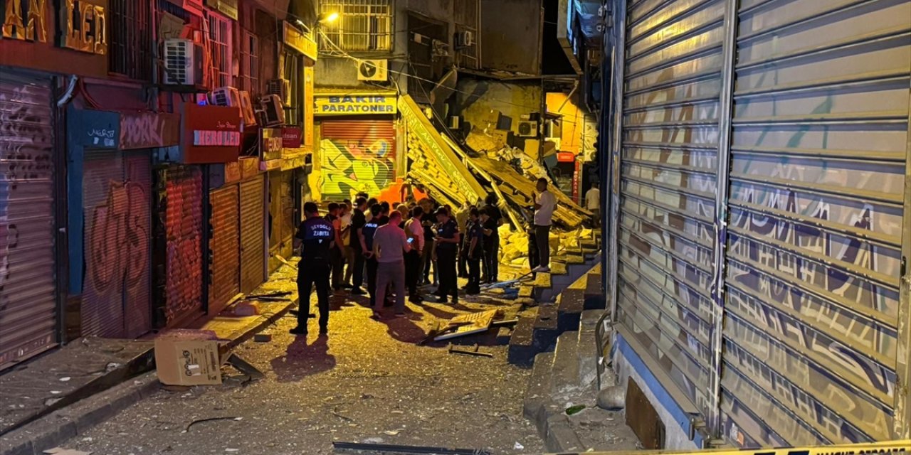 İstanbul Beyoğlu'nda patlama sonrası bina çöktü