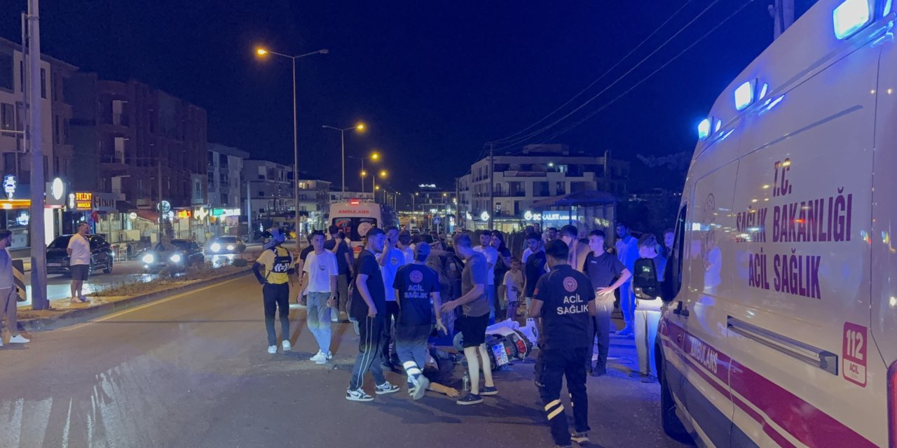 Ters şeritte U dönüşü yaptı, motosikletli 2 kişi yola savruldu