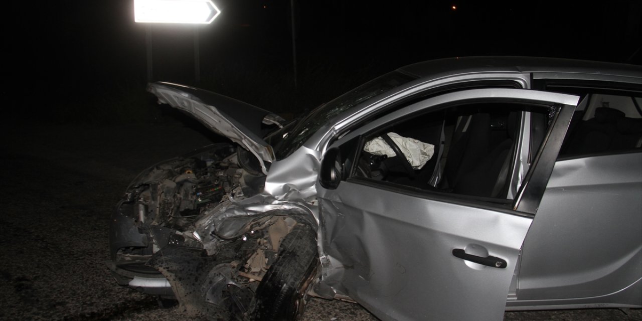 Konya'da iki otomobil çarpıştı! 6 yaralı