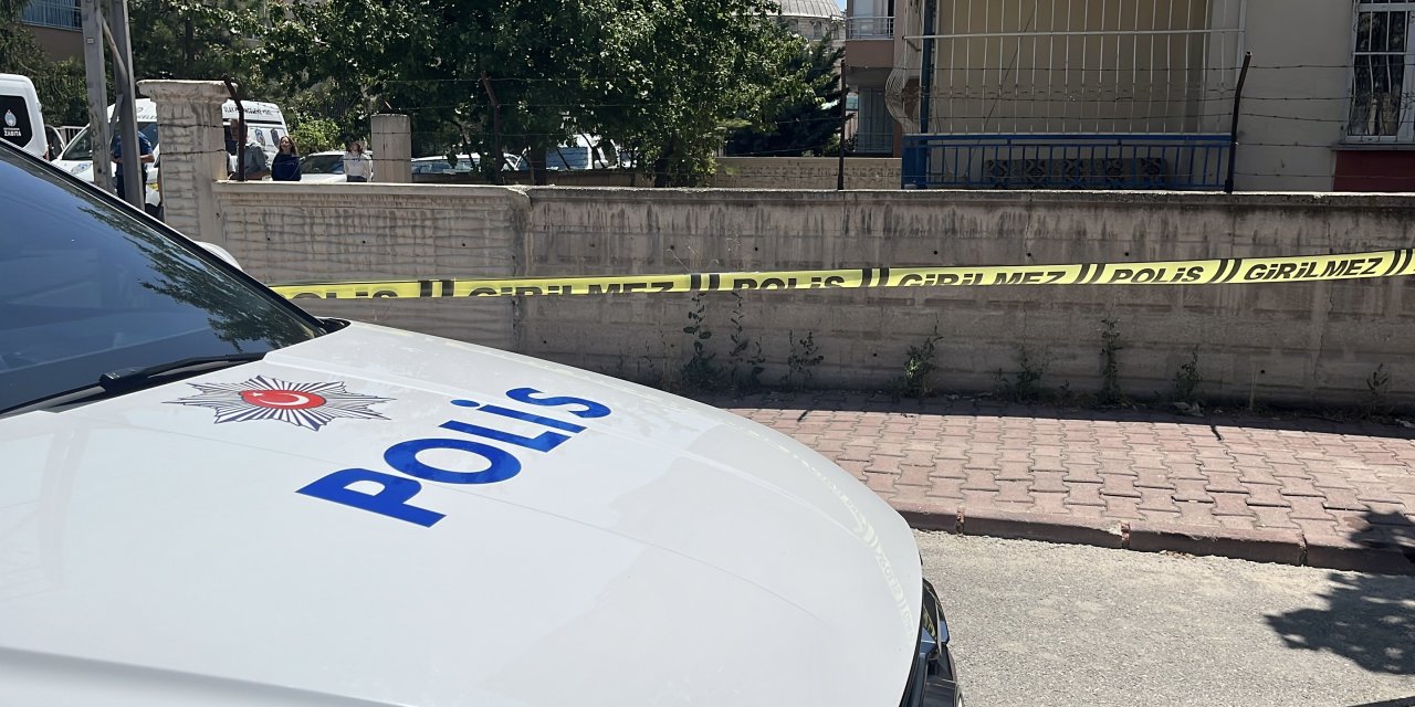 Konya'da, 2 çocuk annesi eşini sokak ortasında bıçakladı