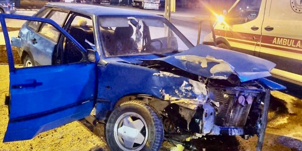 Konya'da otomobil ile TIR çarpıştı! 1'i çocuk 3 yaralı