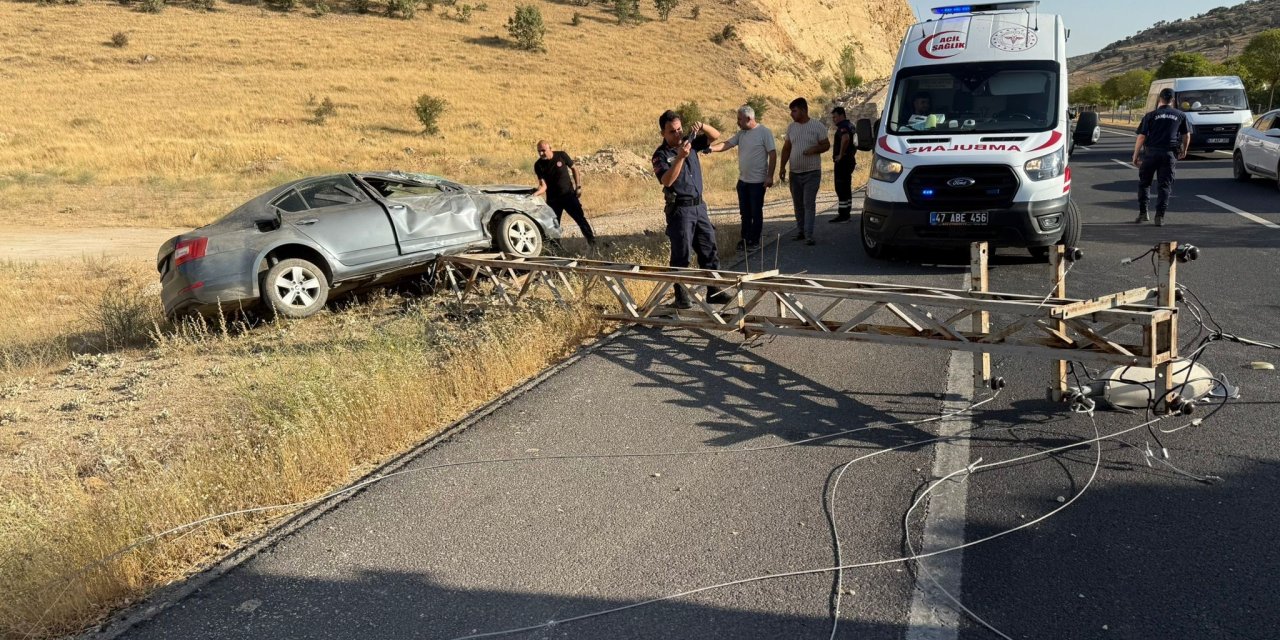 Otomobil elektrik direğine çarptı: 3 yaralı