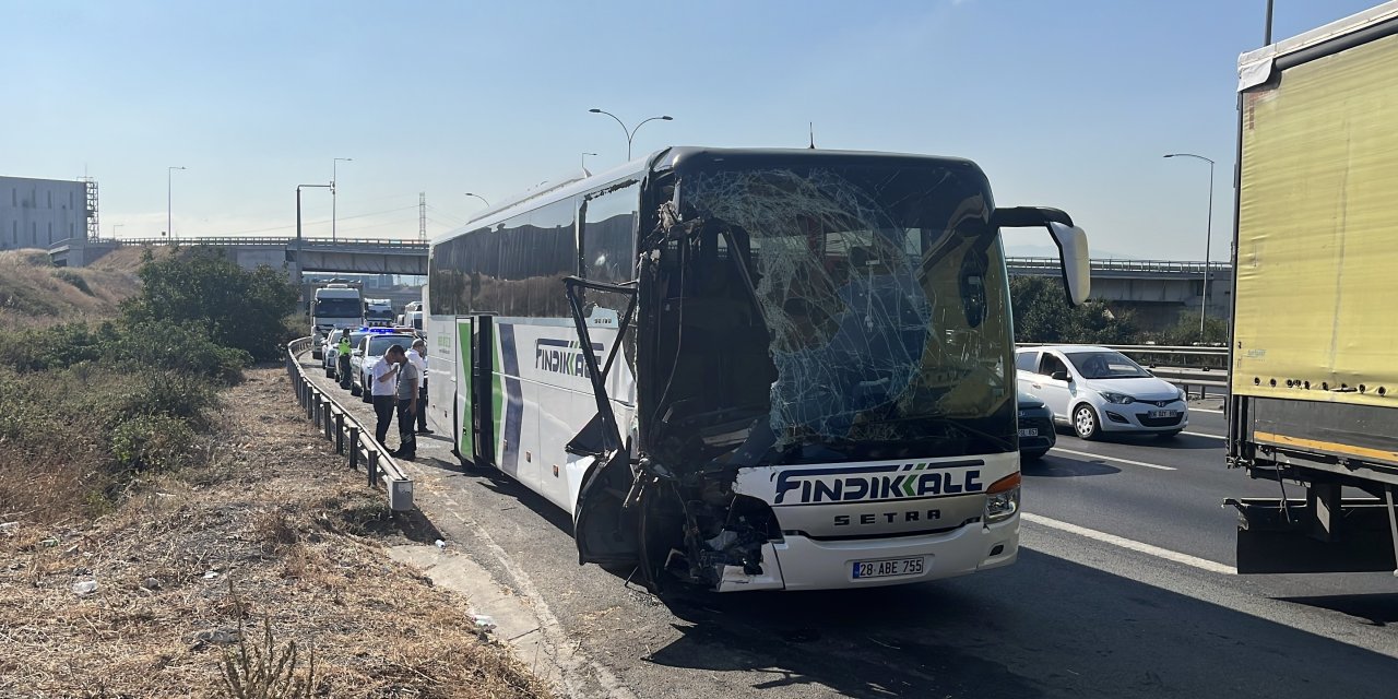 Yolcu otobüsü kamyona çarptı: 1’i ağır, 7 yaralı