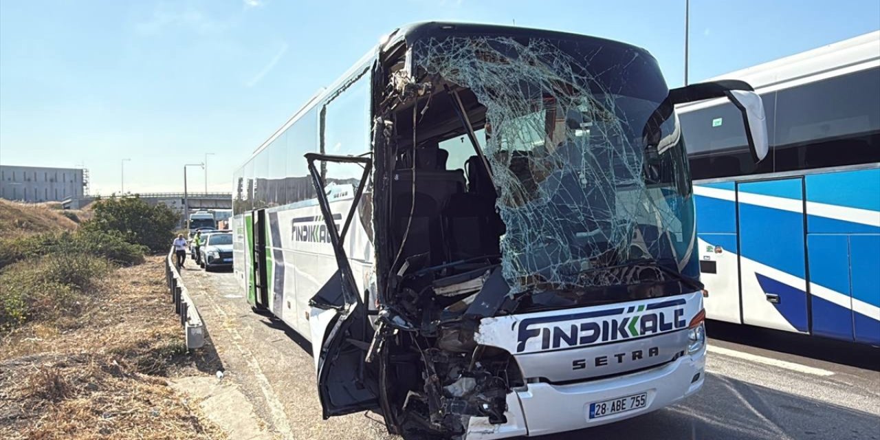 Korkutan kaza! Yolcu otobüsü kamyona çarptı, yaralılar var