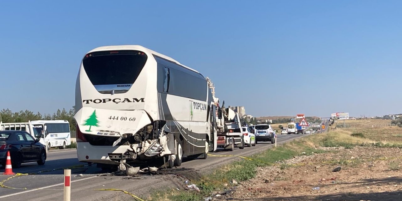 Yolcu otobüsüne çarpan kamyonet ölüm getirdi! 2 ölü, 1 yaralı