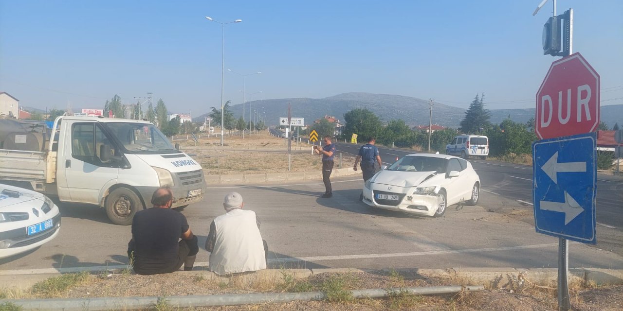 Konya yolunda kamyonet ile otomobil çarpıştı