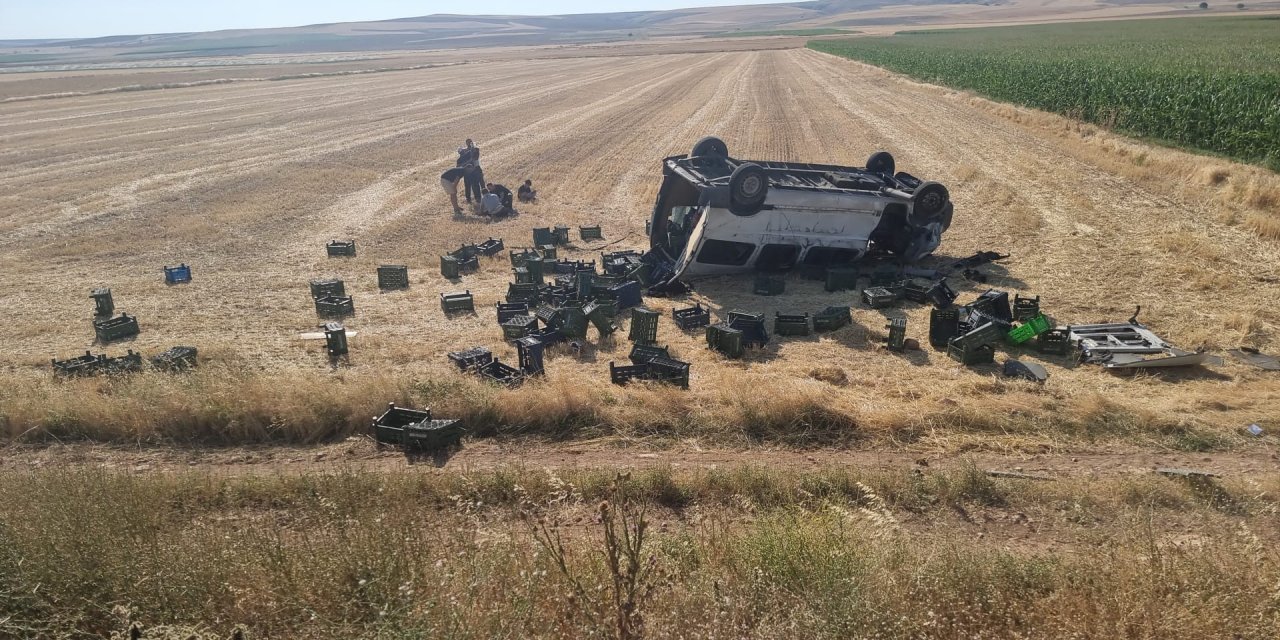 Konya’da otomobille çarpışan minibüs devrildi