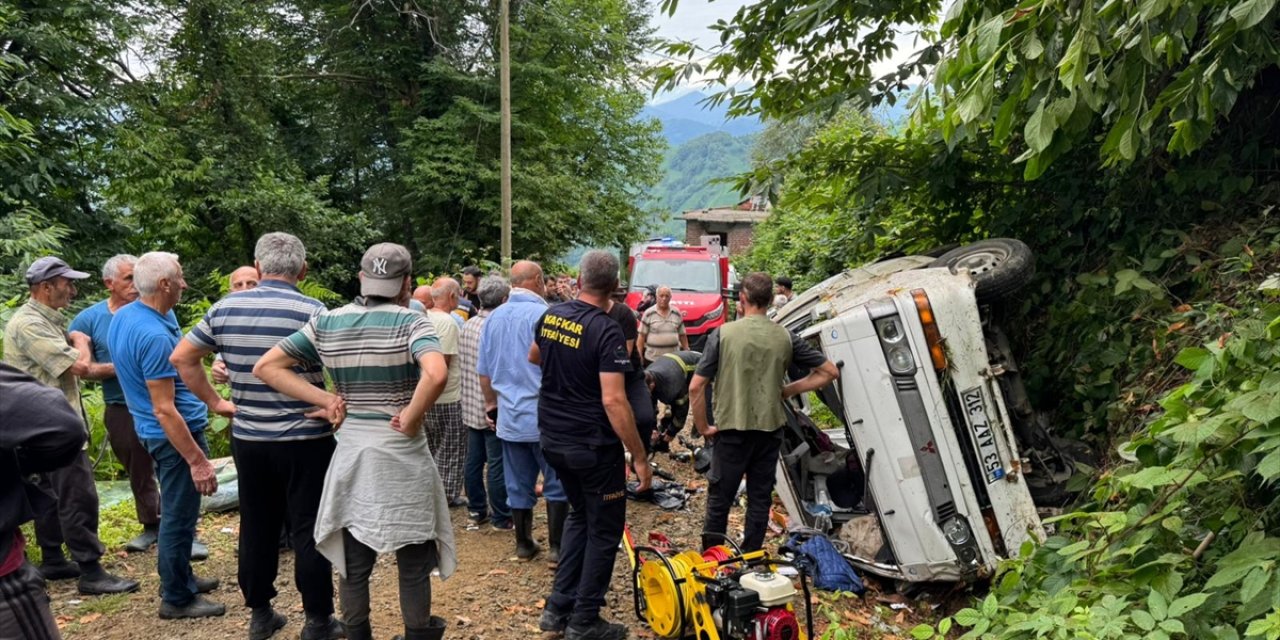 Devrilen araçtaki 2 kişi öldü, 3 kişi yaralandı