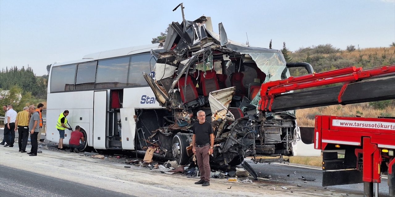TIR’a çarpan yolcu otobüsü bu hale geldi! Yaralılar var