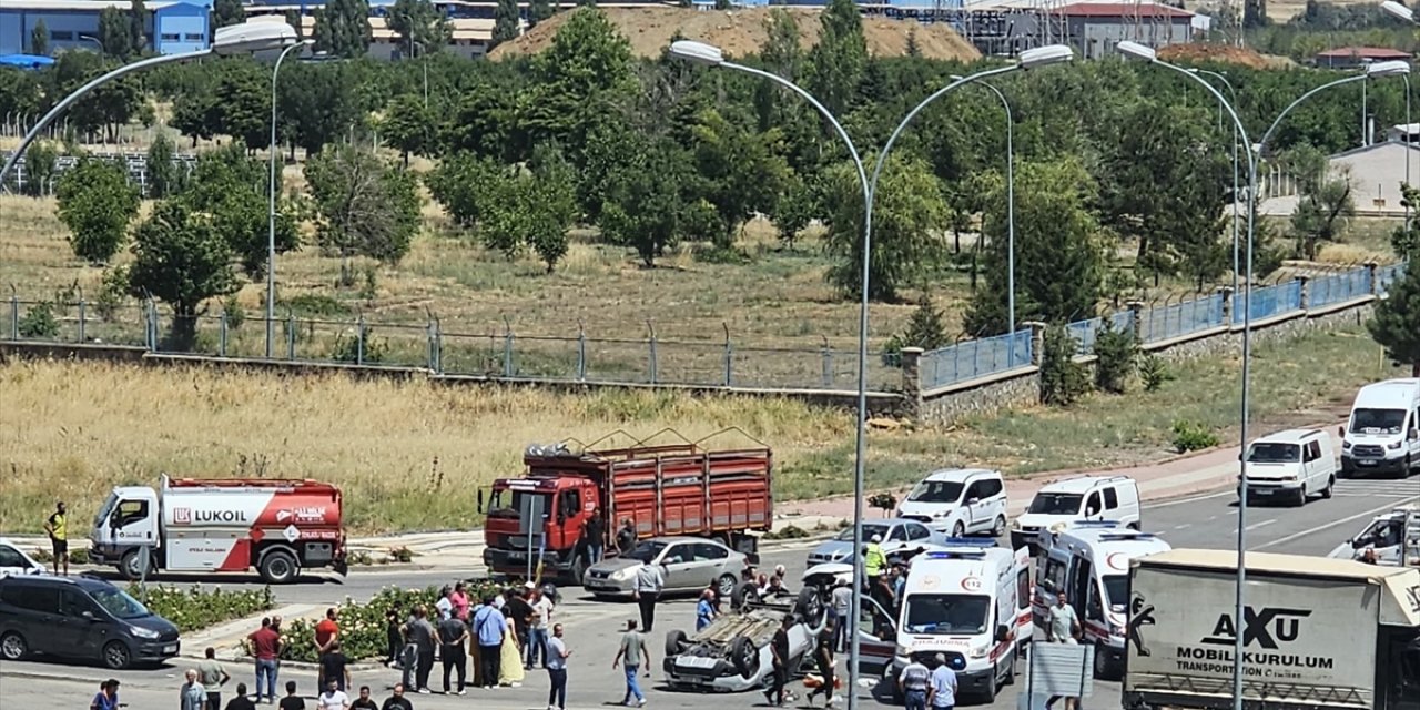 Konya’da iki otomobil kavşakta çarpıştı! 3 kişi yaralandı
