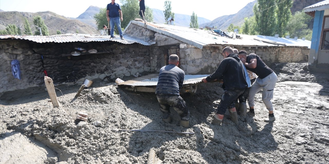 Türkiye sıcaktan kavrulurken, bir ilimizi sel ve heyelan vurdu