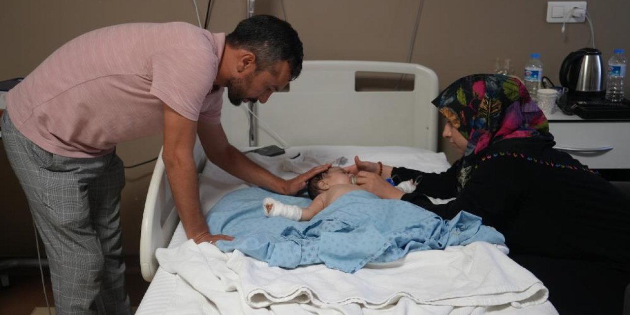 Serum kelebeğini çıkarırken 3 aylık bebeğin parmağını kesti