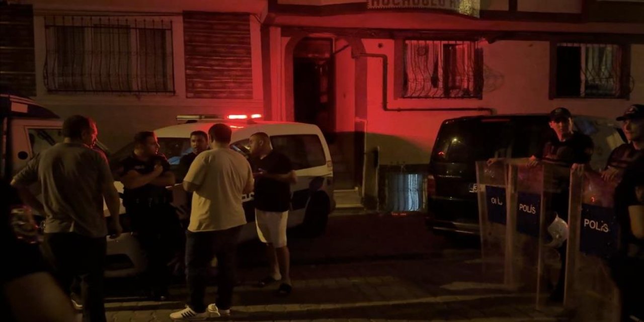 Komşu kavgasında göğsünden bıçaklandı