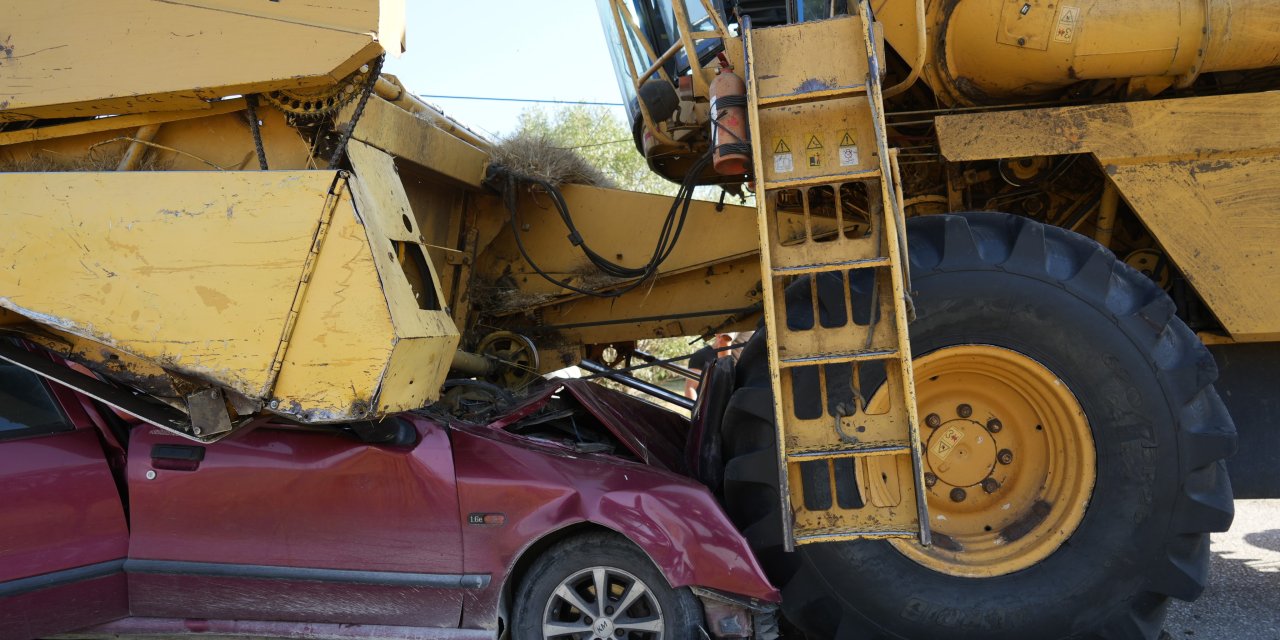 Biçerdöverle korkunç çarpışma! Otomobil sürücüsü feci şekilde can verdi