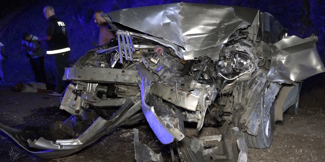 Yardım için yola çıkan baba-oğul kaza yaptı