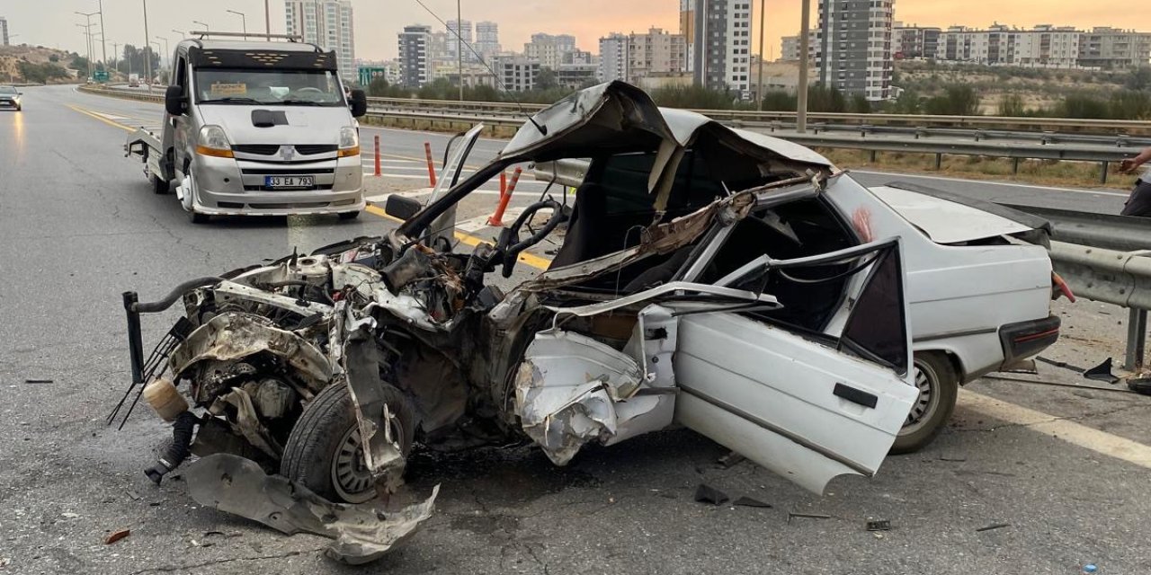 Otomobil refüje çarptı: İki kardeşten biri öldü
