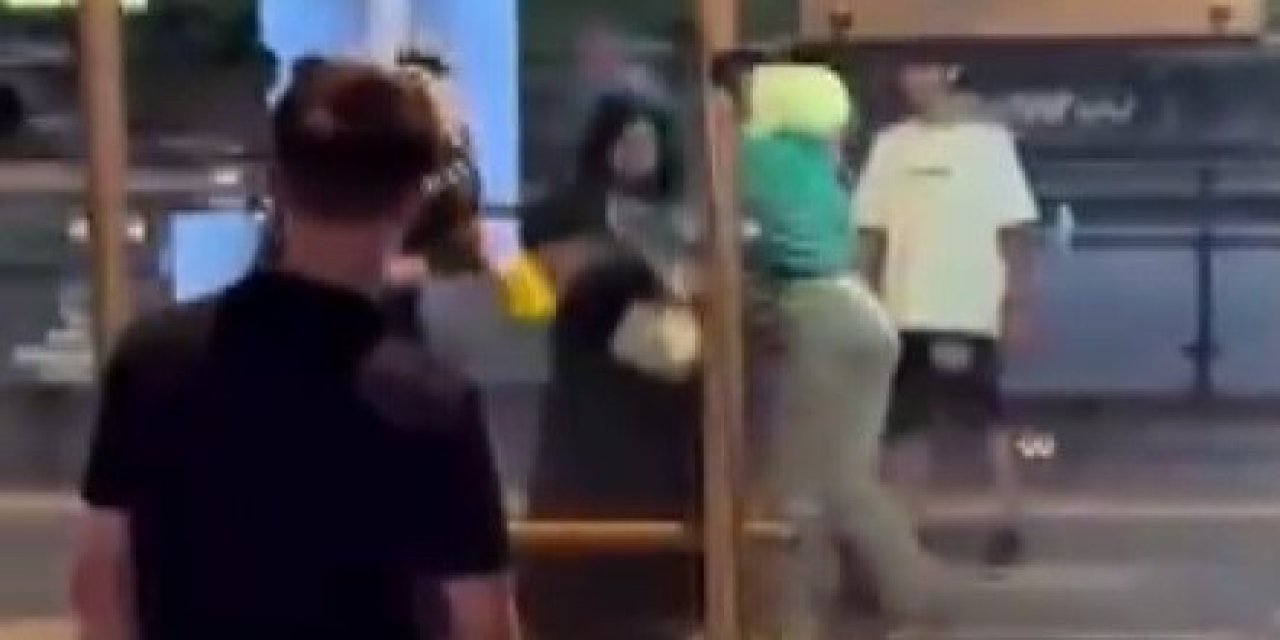 Yer Konya! Genç kızlar durakta birbirine girdi