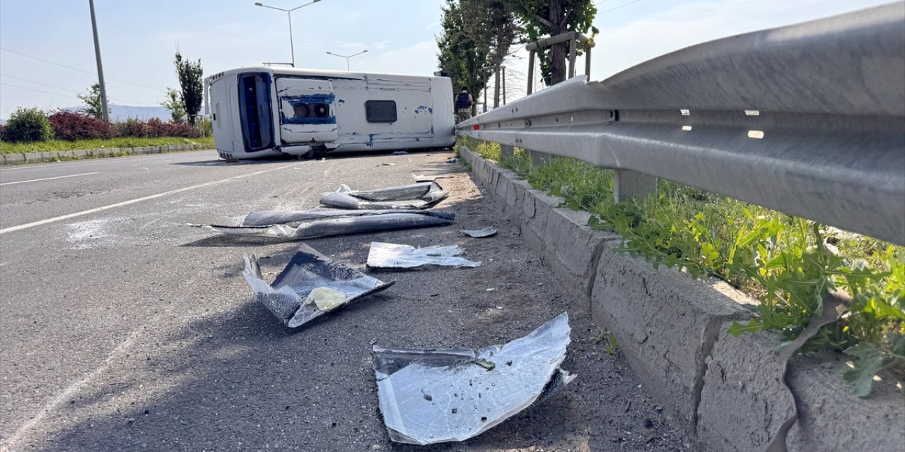 Askeri personel taşıyan midibüs devrildi! 13 yaralı var