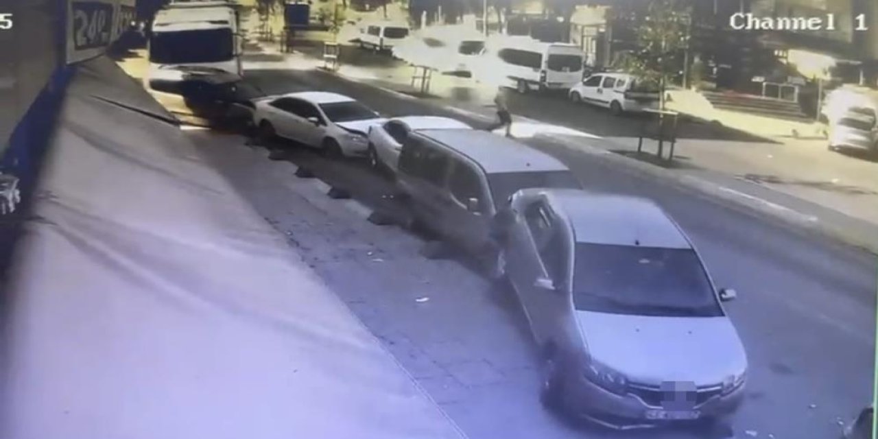 Kaza yaptığı için inmişti, sürücüsüz TIR 5 aracı biçti