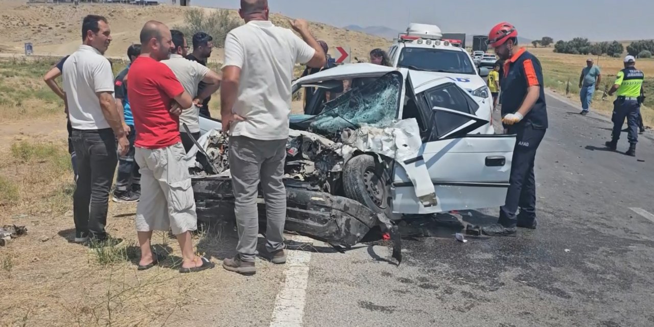 Otomobil ile kamyonet çarpıştı: Nuriye Erbaş öldü, 3 ağır yaralı