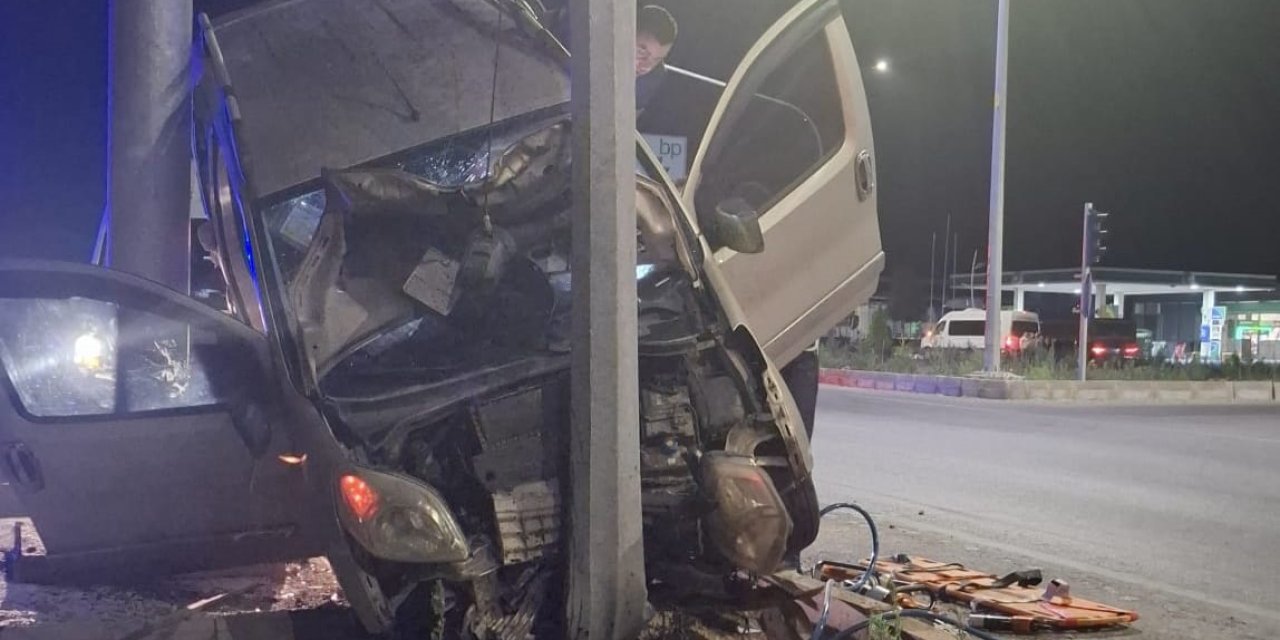 Hafif ticari araç, elektrik direğine çarptı: 7 yaralı