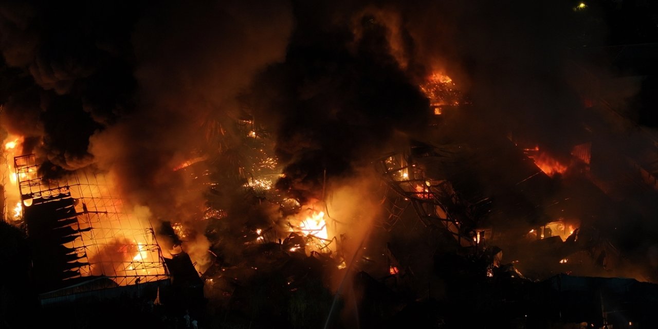 Sünger fabrikasında büyük yangın: Alevler ormana yaklaştı
