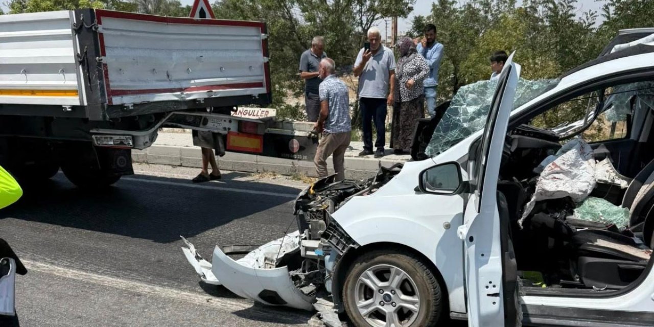 Konya’da hafif ticari araç TIR’ın altına girdi! Sürücü araçta sıkıştı