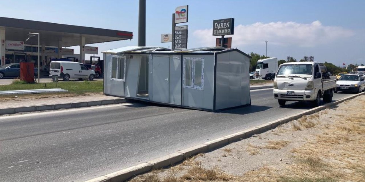 Yolun ortasındaki ev sürücüleri şaşkına çevirdi