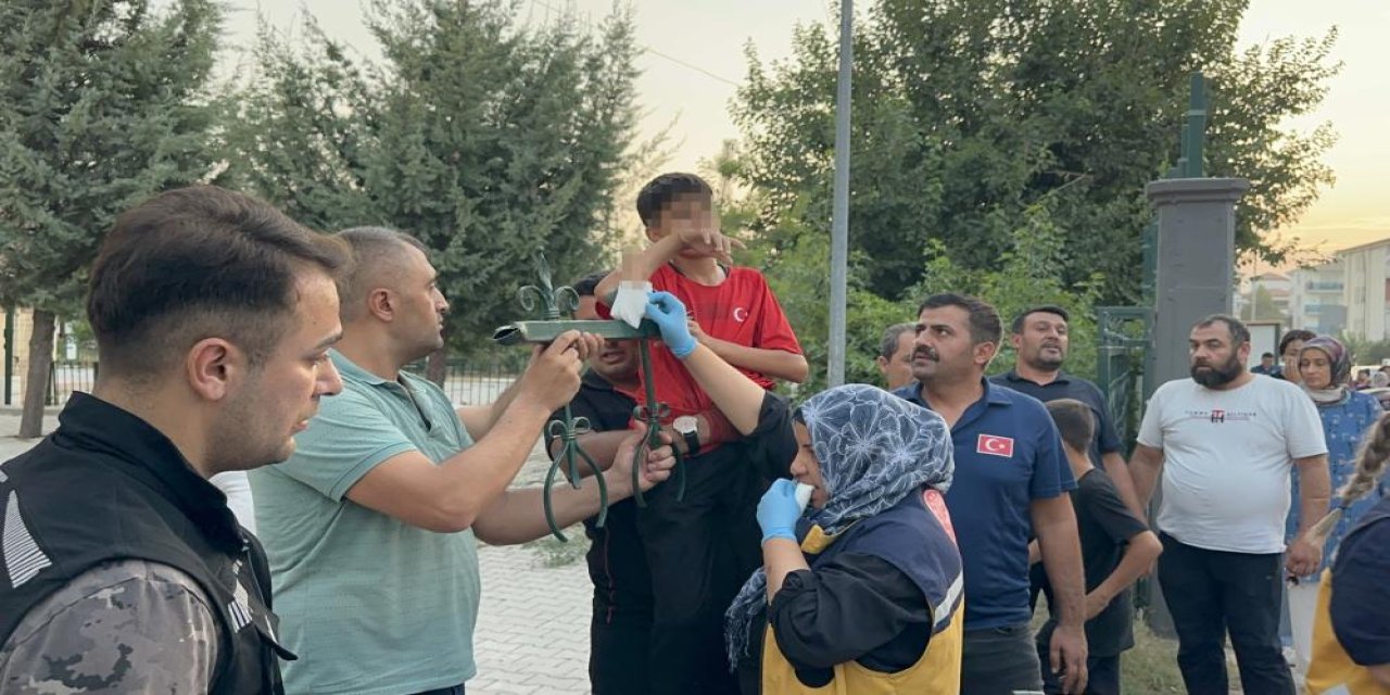 13 yaşındaki çocuk koluna saplanan demirle hastaneye gitti