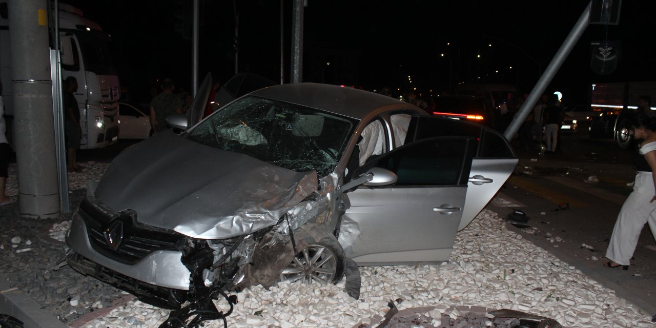 Kavşakta otomobille cip çarpıştı: 7 yaralı