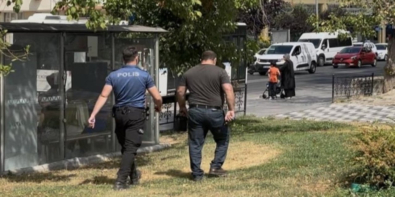 Küfür eden adamın kafasında sandalye kırdı