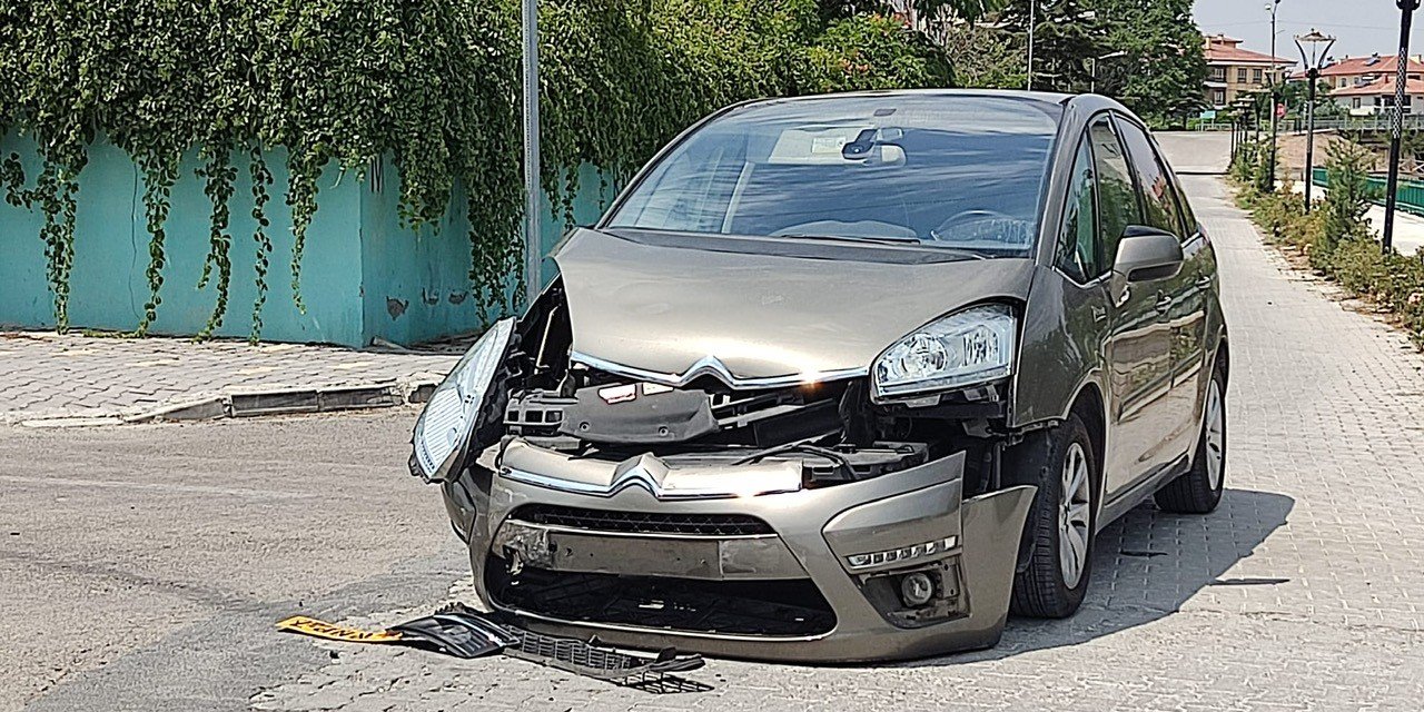 Konya'da 2 otomobil çarpıştı: 1 yaralı