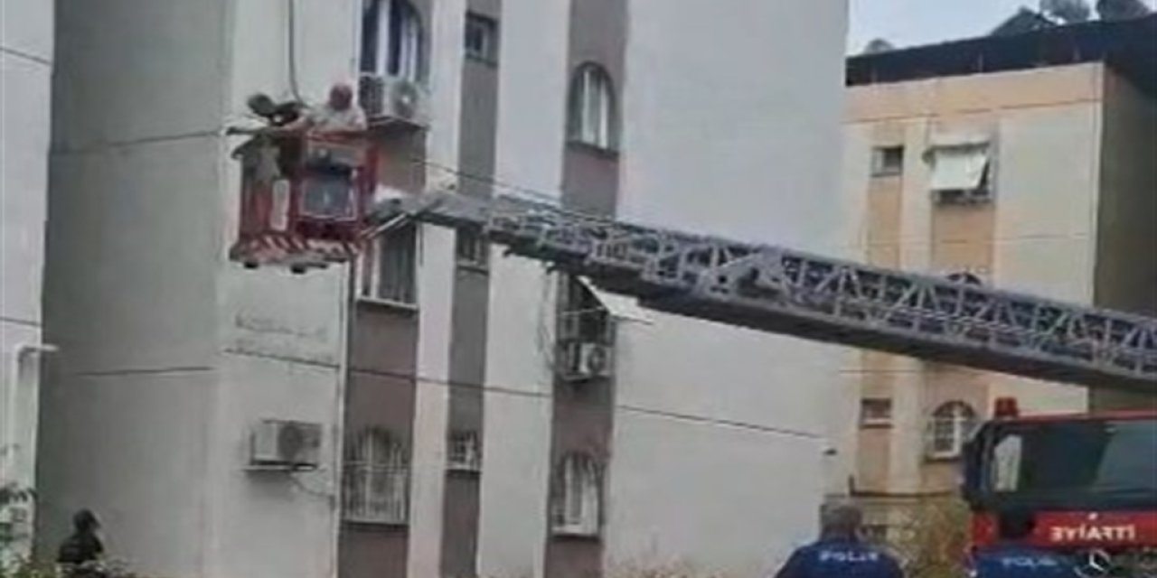 Apartmanın merdivenleri çöktü! 10 kişi mahsur kaldı