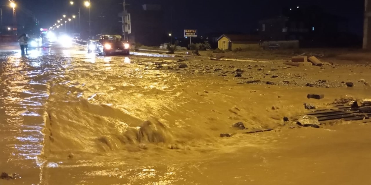 Konya’da köprü çöktü, evleri su bastı