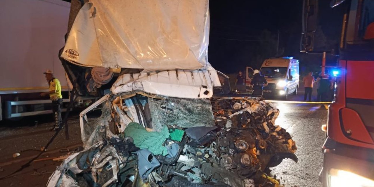 Park halindeki çekici ve TIR’a arkadan çarptı: 1 ölü, 1 yaralı