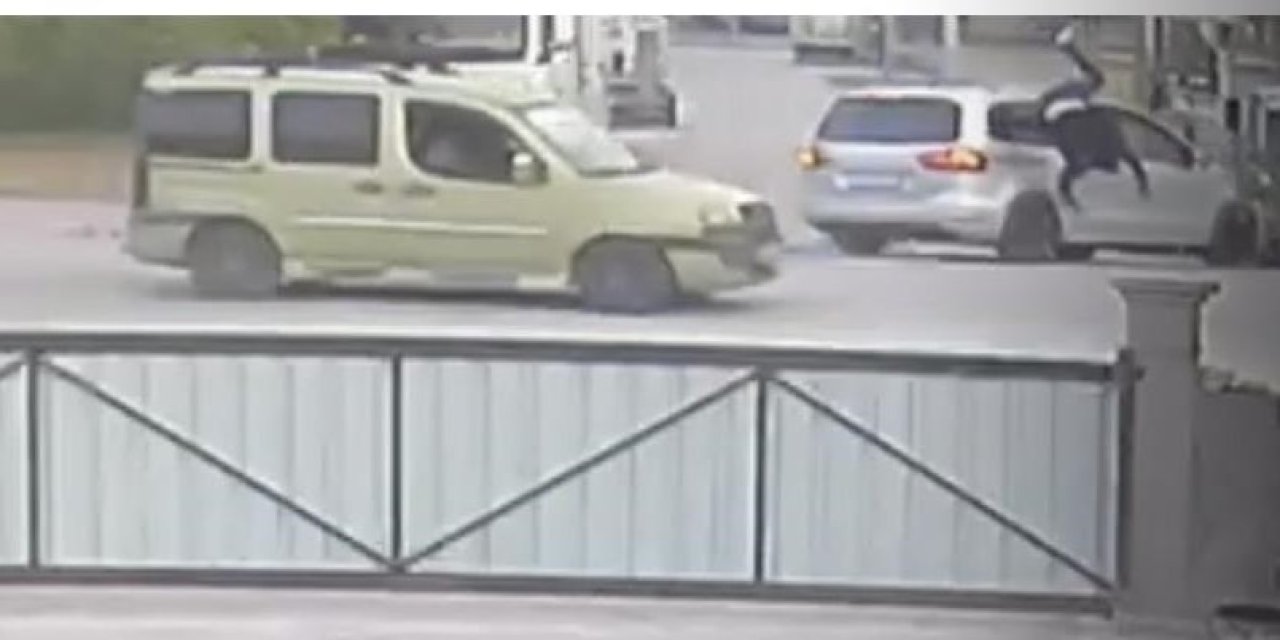 Konya’da motosiklet sürücüsü otomobilin üzerine uçtu